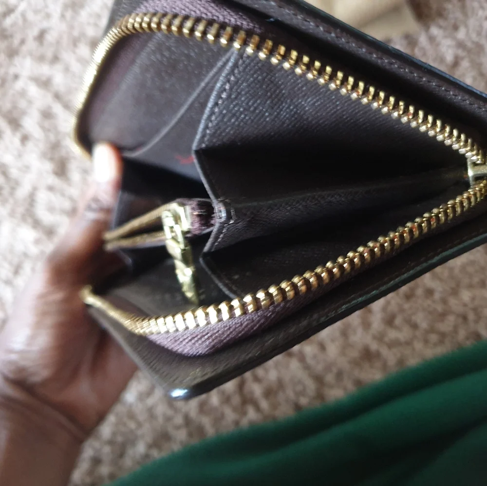 LOUIS VUITTON AUTHENTIC DAMIER WALLET - Picture 5 of 9